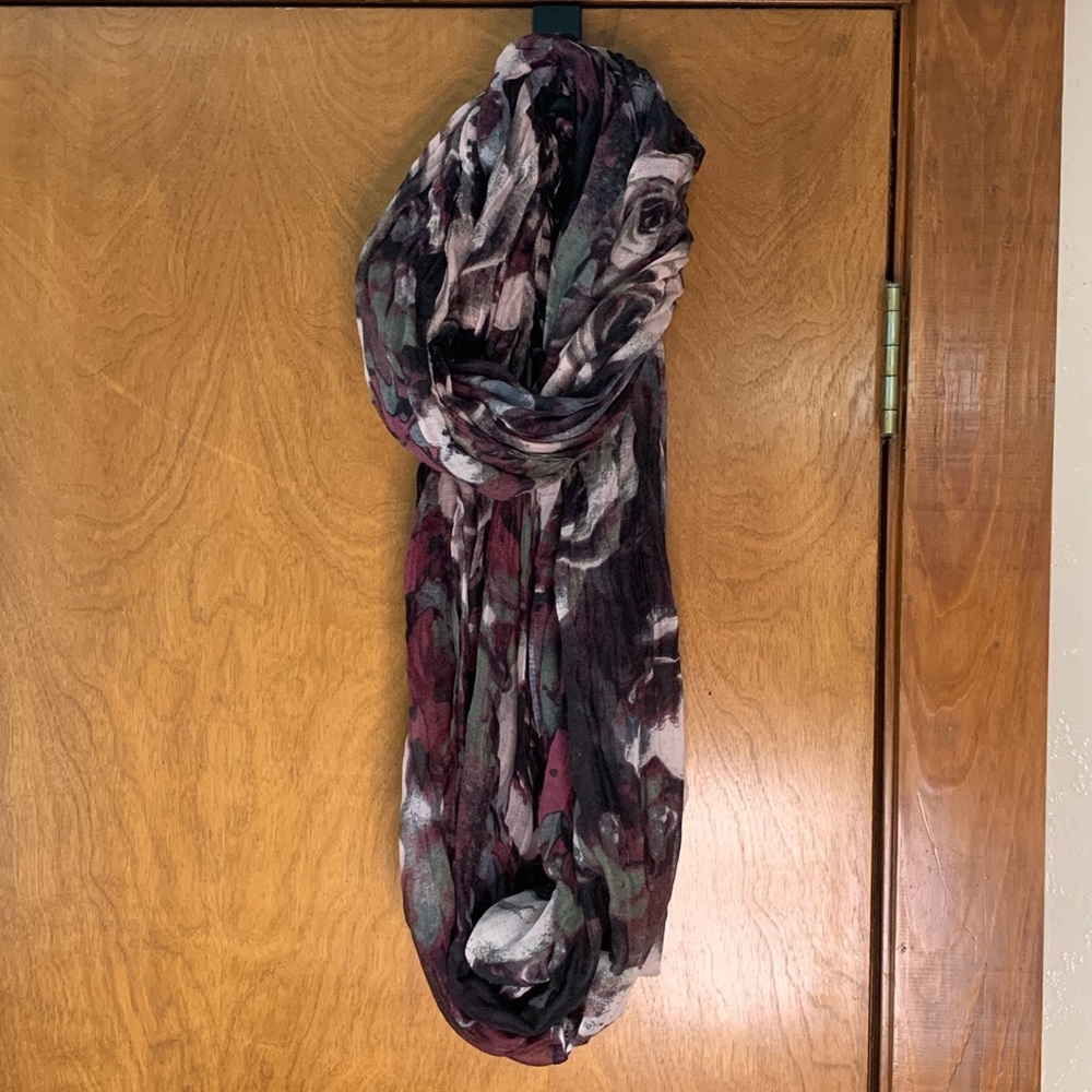 4/$15✨Black and purple floral print infinity scarf